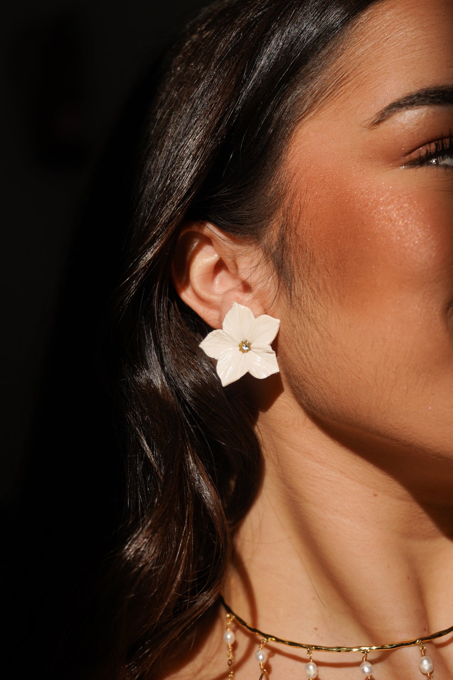 Pendientes Bloomia blanco y dorado